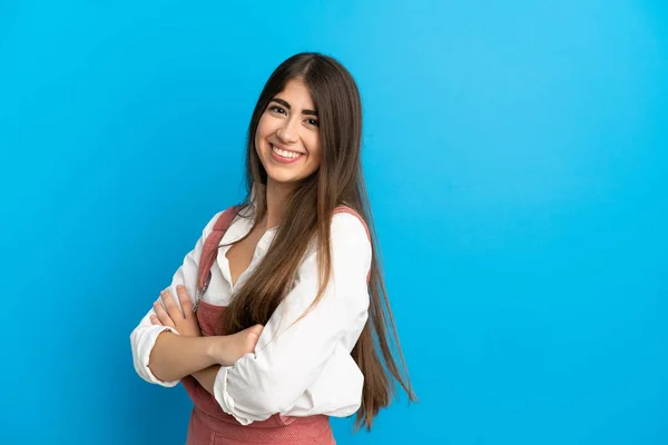 Jovem Caucasiana Isolada Fundo Azul Com Braços Cruzados Felizes — Fotografia de Stock