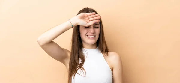 Ung Kaukasiska Kvinna Isolerad Beige Bakgrund Med Trött Och Sjuk — Stockfoto