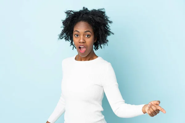 Jeune Femme Afro Américaine Isolée Sur Fond Bleu Faisant Geste — Photo