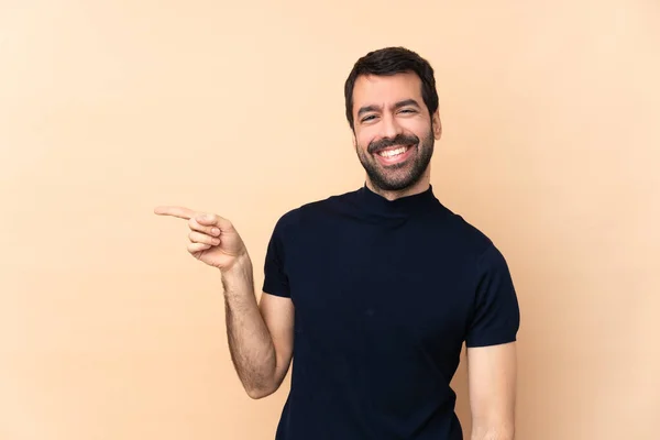 Caucasiano Bonito Homem Sobre Isolado Fundo Apontando Dedo Para Lado — Fotografia de Stock