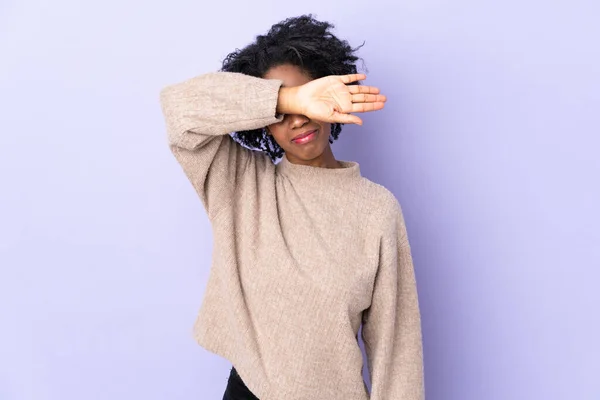 Ung Afroamerikansk Kvinna Isolerad Lila Bakgrund Täcker Ögon Med Händer — Stockfoto
