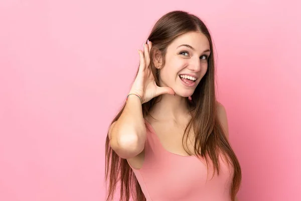 Mujer Caucásica Joven Aislada Sobre Fondo Rosa Escuchando Algo Poniendo —  Fotos de Stock