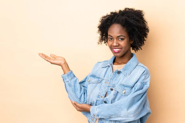 Jovem Afro Americana Isolada Fundo Bege Estendendo Mãos Para Lado — Fotografia de Stock