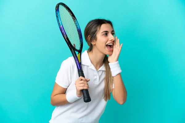 Молода Жінка Тенісистка Ізольована Синьому Фоні Кричить Відкритим Ротом — стокове фото