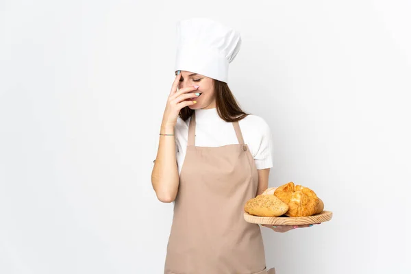 Jovem Mulher Uniforme Chef Isolado Fundo Branco Rindo — Fotografia de Stock