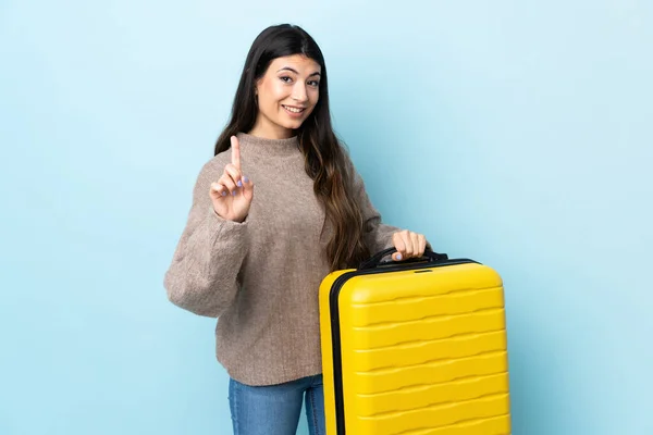 Jong Brunette Meisje Geïsoleerde Blauwe Achtergrond Vakantie Met Reizen Koffer — Stockfoto
