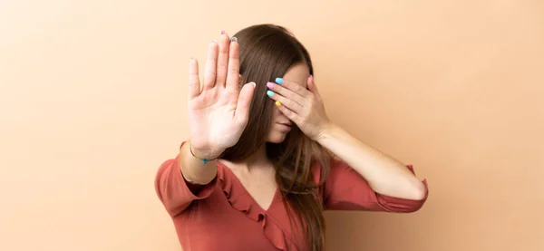 Mujer Joven Caucásica Aislada Sobre Fondo Beige Haciendo Stop Gesture —  Fotos de Stock