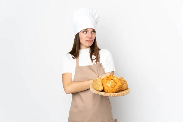 穿着厨师制服的年轻女子被白色背景隔离 她在想办法 — 图库照片