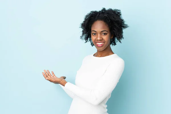 Jovem Afro Americana Isolada Fundo Azul Estendendo Mãos Para Lado — Fotografia de Stock