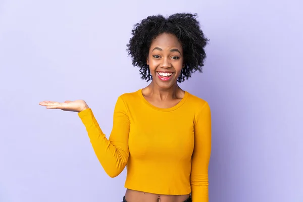 아프리카 미국인젊은 광고를 삽입하기 손바닥에 저작권 가상을 보라색 배경에 고립되어 — 스톡 사진