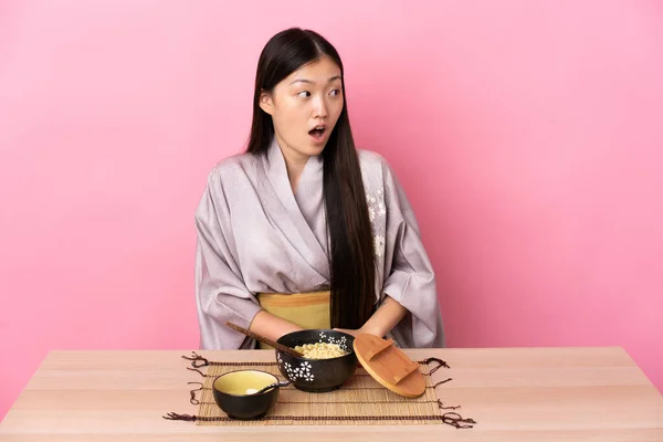 Jong Chinees Meisje Dragen Kimono Het Eten Van Noedels Doen — Stockfoto