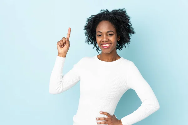 Joven Mujer Afroamericana Aislada Sobre Fondo Azul Mostrando Levantando Dedo —  Fotos de Stock