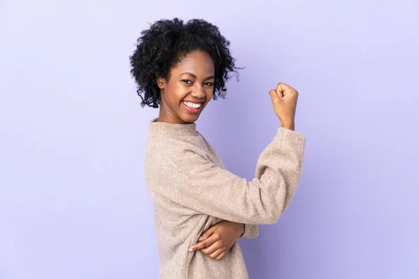 Jeune Femme Afro Américaine Isolée Sur Fond Violet Célébrant Une — Photo