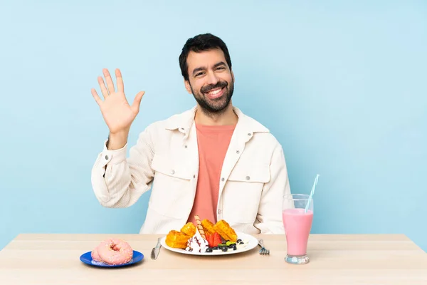 Masadaki Adam Kahvaltıda Waffle Yiyor Elinde Mutlu Bir Ifadeyle Milkshake — Stok fotoğraf