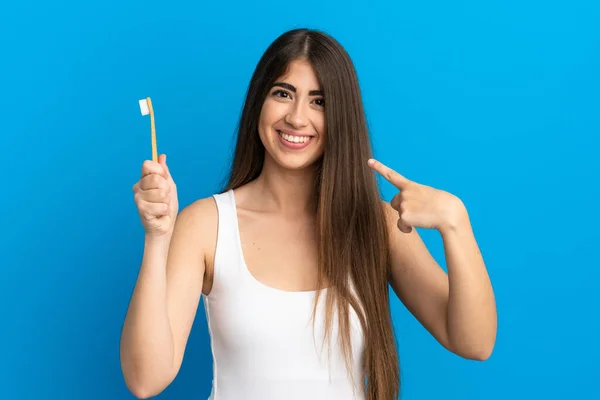 Молода Біла Жінка Чистить Зуби Ізольовані Синьому Фоні Даючи Великі — стокове фото