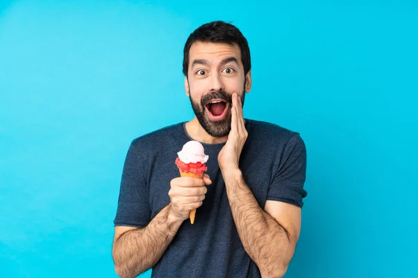 배경에 아이스크림을 청년이 표정으로 얼굴을 감쌌다 — 스톡 사진