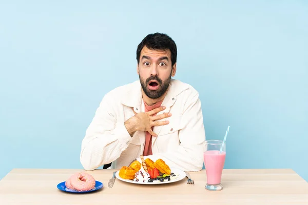 Man Vid Ett Bord Med Frukost Våfflor Och Milkshake Förvånad — Stockfoto