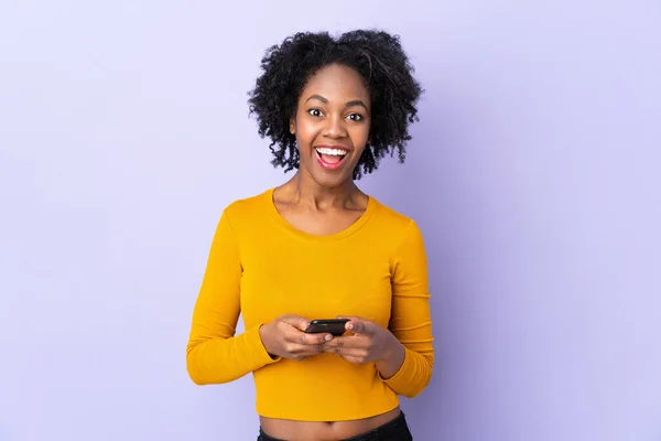 Jeune Femme Afro Américaine Isolée Sur Fond Violet Surpris Envoyant — Photo