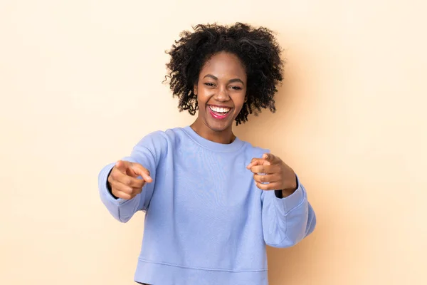 Jonge Afro Amerikaanse Vrouw Geïsoleerd Beige Achtergrond Verrast Wijzen Front — Stockfoto