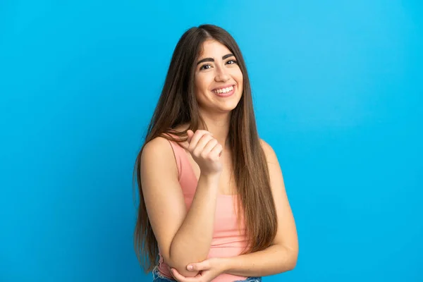 Mladý Kavkazský Žena Izolovaný Modrém Pozadí Smích — Stock fotografie
