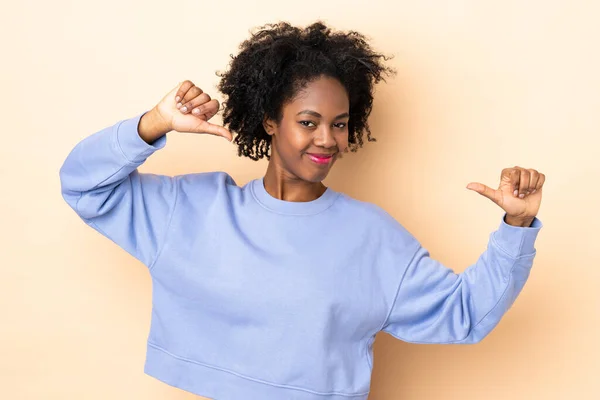 Young African American Woman Isolated Beige Background Proud Self Satisfied — Stock Photo, Image