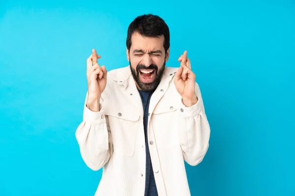 Jovem Homem Bonito Com Jaqueta Veludo Branco Sobre Fundo Azul — Fotografia de Stock