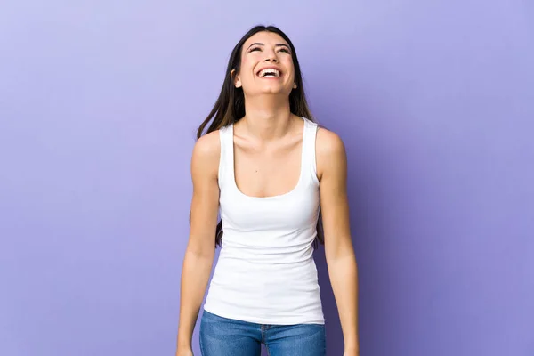 Junge Brünette Frau Über Isolierten Lila Hintergrund Lachen — Stockfoto