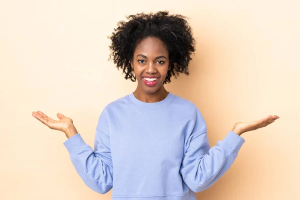 Jovem Afro Americana Isolada Fundo Bege Com Expressão Facial Chocada — Fotografia de Stock