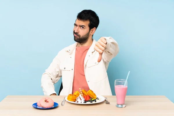 Masada Kahvaltı Yapan Bir Adam Waffle Yiyor Bir Milkshake Olumsuz — Stok fotoğraf