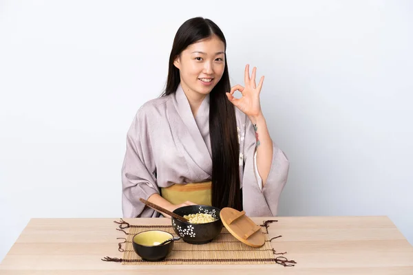 Jong Chinees Meisje Dragen Kimono Het Eten Van Noedels Tonen — Stockfoto