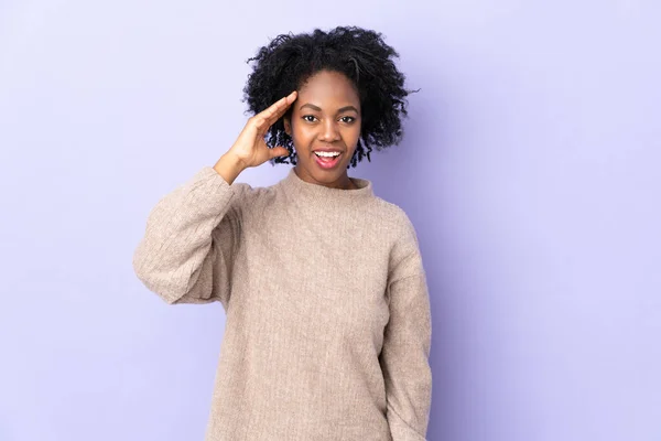 Молода Афроамериканська Жінка Ізольована Пурпуровому Фоні Зрозуміла Щось Має Намір — стокове фото