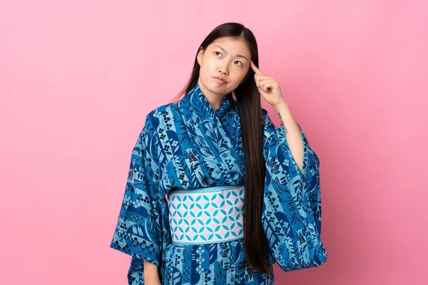 Joven Chica China Usando Kimono Sobre Fondo Aislado Haciendo Gesto —  Fotos de Stock