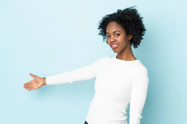 Jovem Afro Americana Isolada Fundo Azul Estendendo Mãos Para Lado — Fotografia de Stock