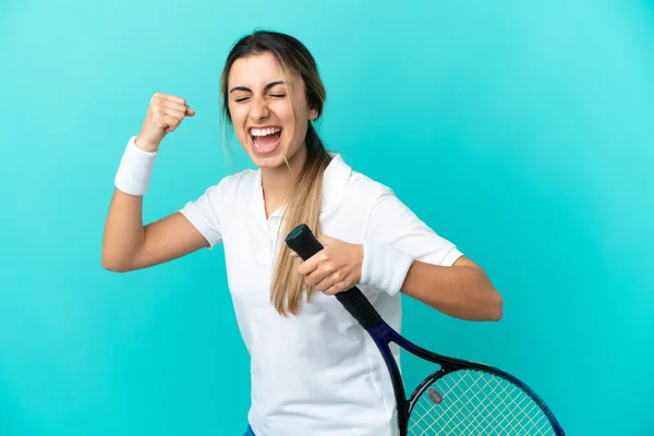 Joven Mujer Caucásica Aislada Sobre Fondo Azul Jugando Tenis Celebrando — Foto de Stock