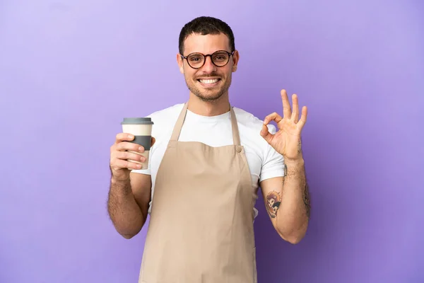 Офіціант Бразильського Ресторану Ізольованому Фіолетовому Фоні Показує Знак Окей Пальцями — стокове фото