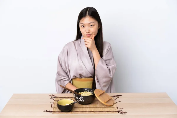Jong Chinees Meisje Draagt Kimono Het Eten Van Noedels Denken — Stockfoto