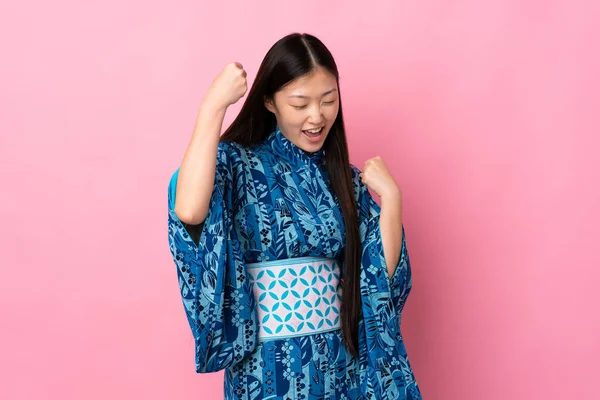 Joven Chica China Usando Kimono Sobre Fondo Aislado Celebrando Una —  Fotos de Stock