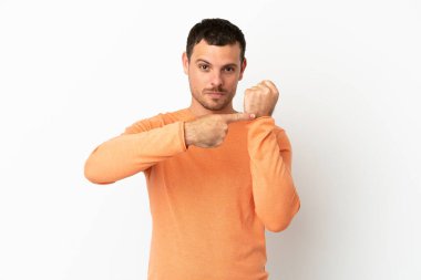 İzole edilmiş beyaz arka planı olan Brezilyalı adam geç kalma jesti yapıyor.