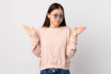 Soyutlanmış beyaz arka planı olan genç Çinli kız şüpheli hareketler yapıyor.