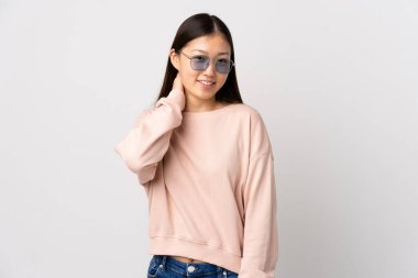 Genç Çinli kız izole edilmiş beyaz arka plan gülüyor.