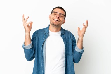 İzole edilmiş beyaz arka planı olan Brezilyalı adam çok gülümsüyor.