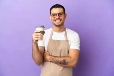 Mor arka planda Brezilya lokantası garsonu kollarını ön tarafta çapraz tutuyor.