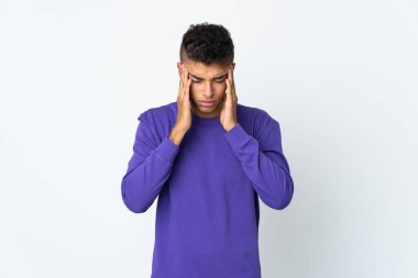 Genç Brezilyalı adam beyaz arka planda baş ağrısı ile izole edilmiş.