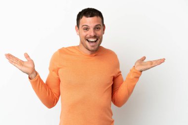 Yüzünde şok ifadesi olan yalıtılmış beyaz arka plan üzerinde Brezilyalı bir adam.