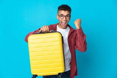 Brezilya 'lı genç bir adam izole edilmiş bir şekilde seyahat çantasıyla tatilde.