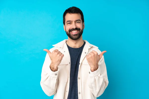 Junger Gutaussehender Mann Mit Weißer Cordjacke Über Isoliertem Blauem Hintergrund — Stockfoto