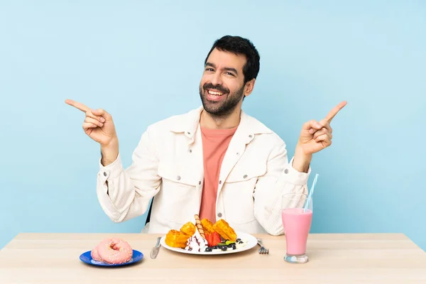 Mann Einem Tisch Mit Frühstückswaffeln Und Milchshake Zeigt Mit Dem — Stockfoto