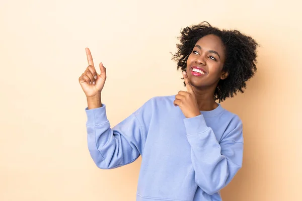 Молода Афро Американська Жінка Ізольована Бежевому Фоні Вказує Вказівним Пальцем — стокове фото