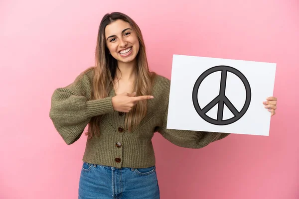 Mulher Caucasiana Jovem Isolado Fundo Rosa Segurando Cartaz Com Símbolo — Fotografia de Stock