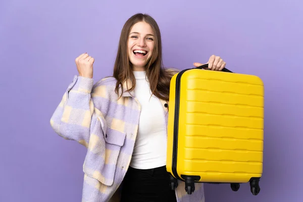 Mulher Caucasiana Jovem Isolado Fundo Roxo Férias Com Mala Viagem — Fotografia de Stock